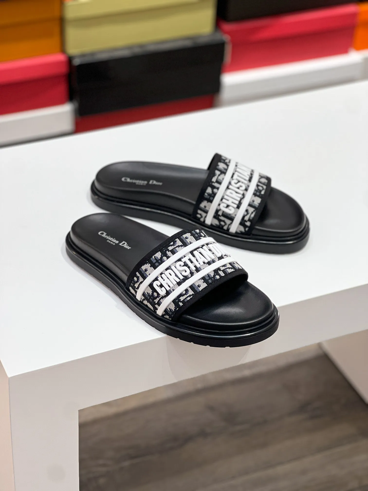 Men's men's shoes💰320【DIOR】🐝🐝Top version. 2024ss Dior’s latest men’s slippers are a must-have. Dior Alias ​​Men's Genuine Leather Slippers This summer new Alias ​​sandal embodies a casual and elegant style. Carefully crafted from grained cow leather and Oblique printed fabric, with cowhide lining! Cross-strap design with metal-clad brass CD Diamond logo. The imported cowhide leather and rubber sole adds sophistication and comfort, while Oblique print-effect anti-slip panels add style. Size39-44 (customized at 38.45)